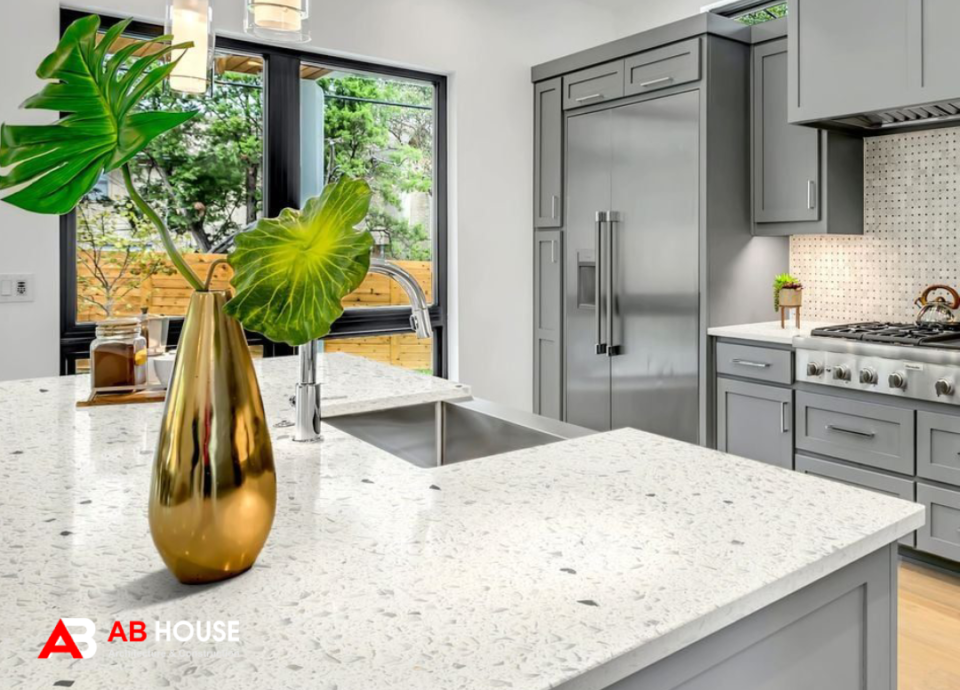Đá thạch anh nhân tạo được lựa chọn để sáng tạo những mẫu bếp mở thời thượng